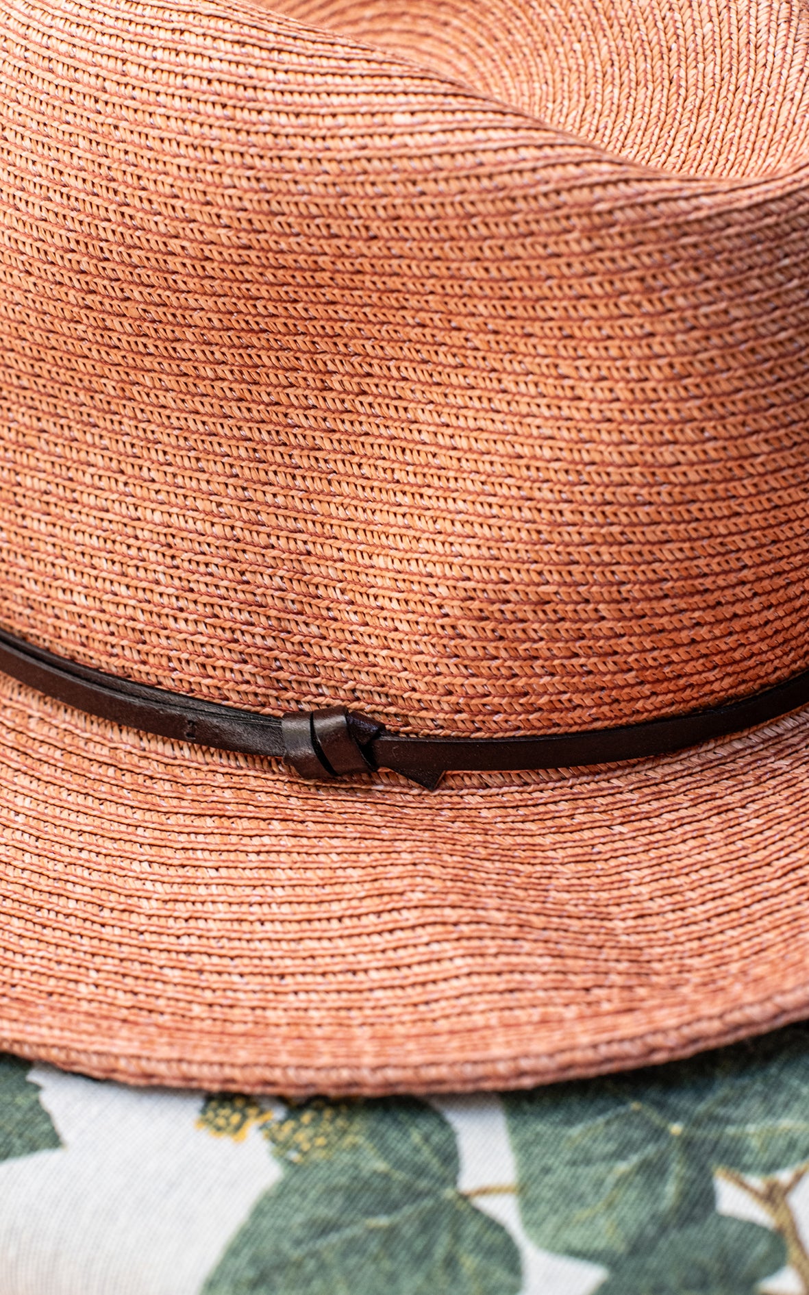 Sombrero color salmón