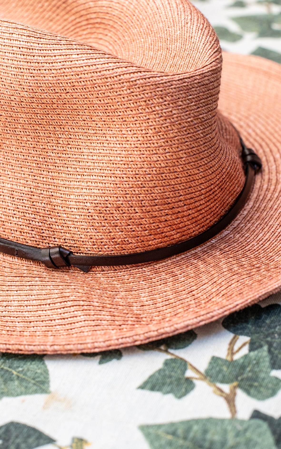 Sombrero color salmón