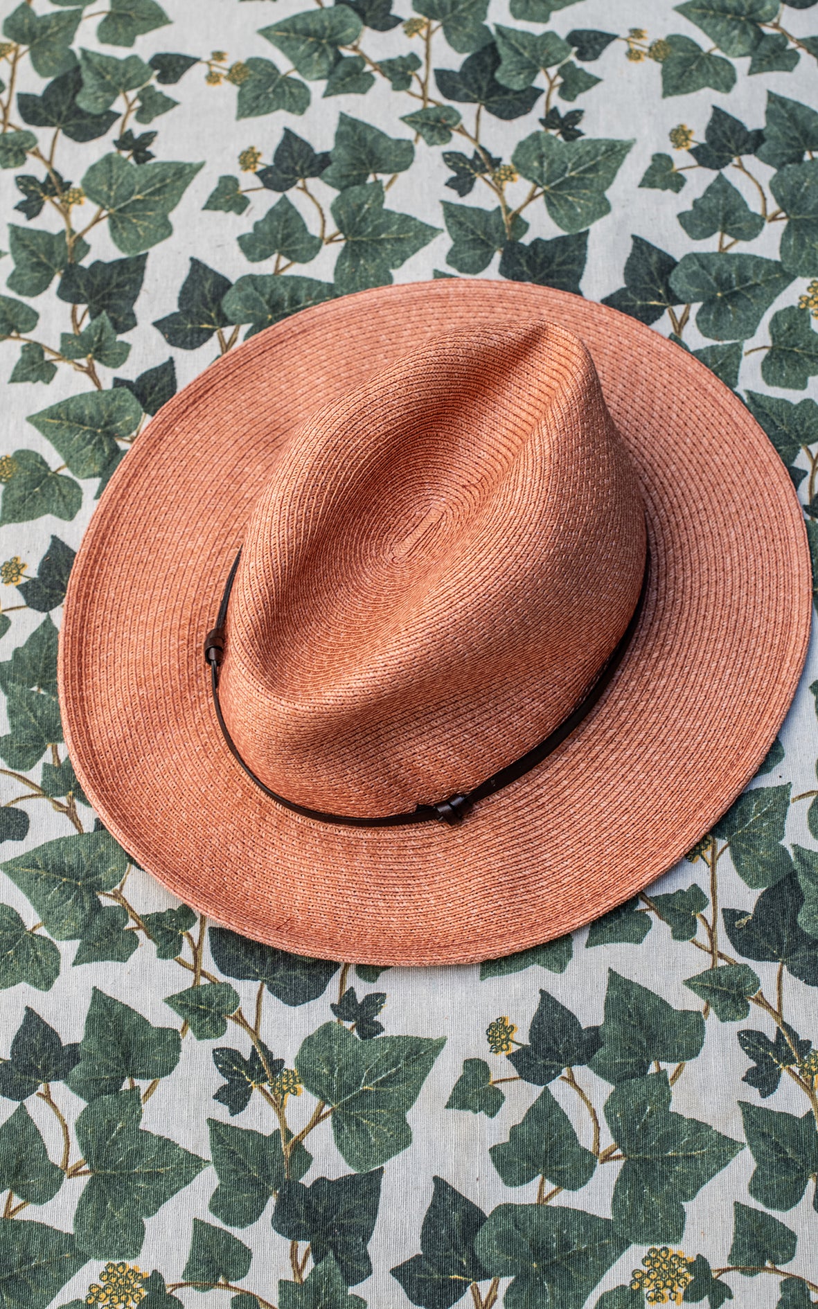 Sombrero color salmón
