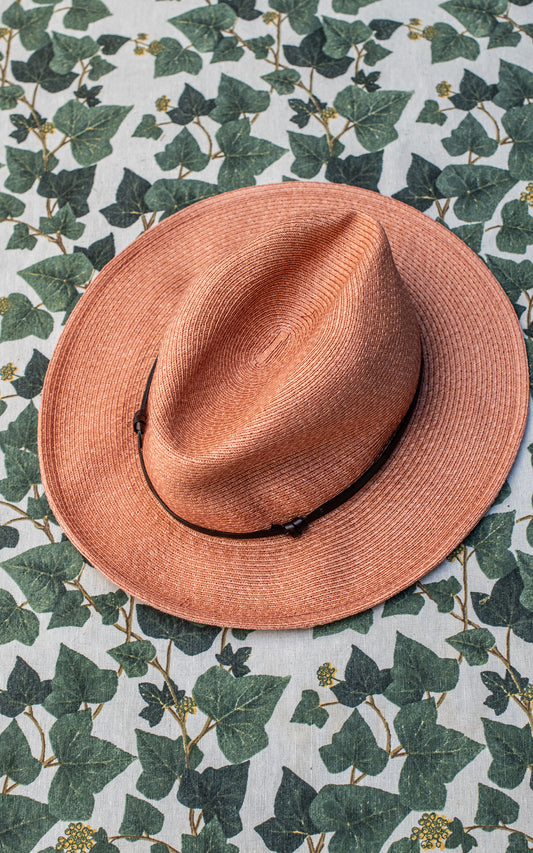 Sombrero color salmón