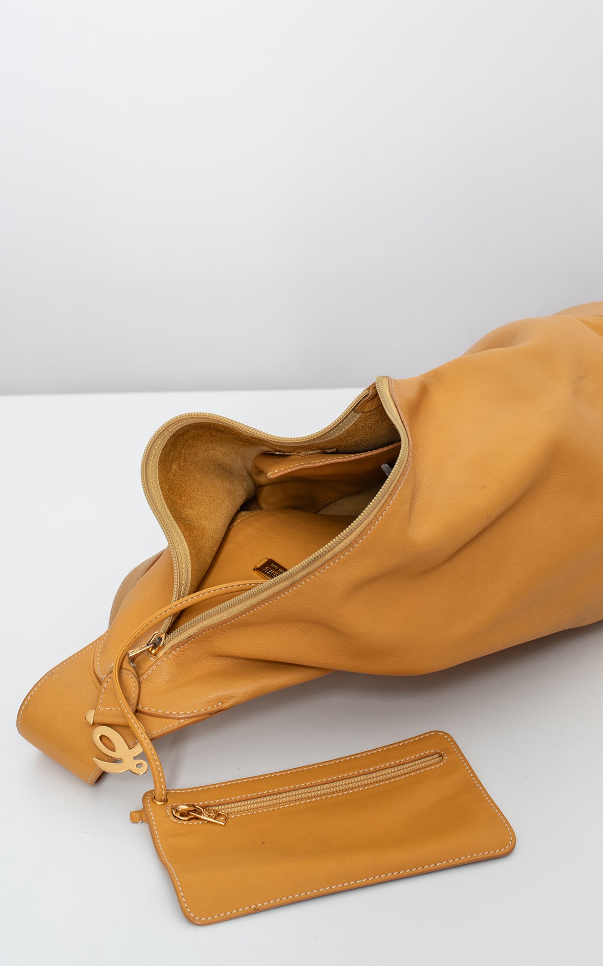 Bolso mochila Antón mostaza