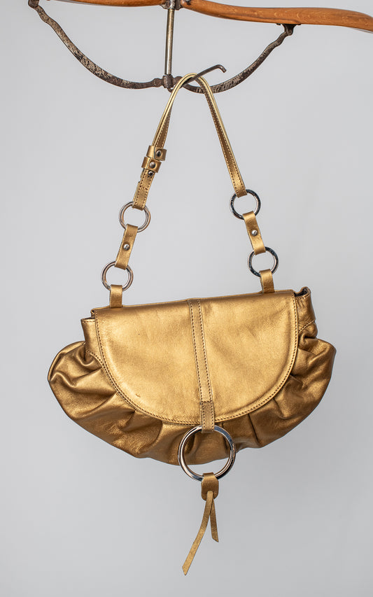 Bolso dorado de mano
