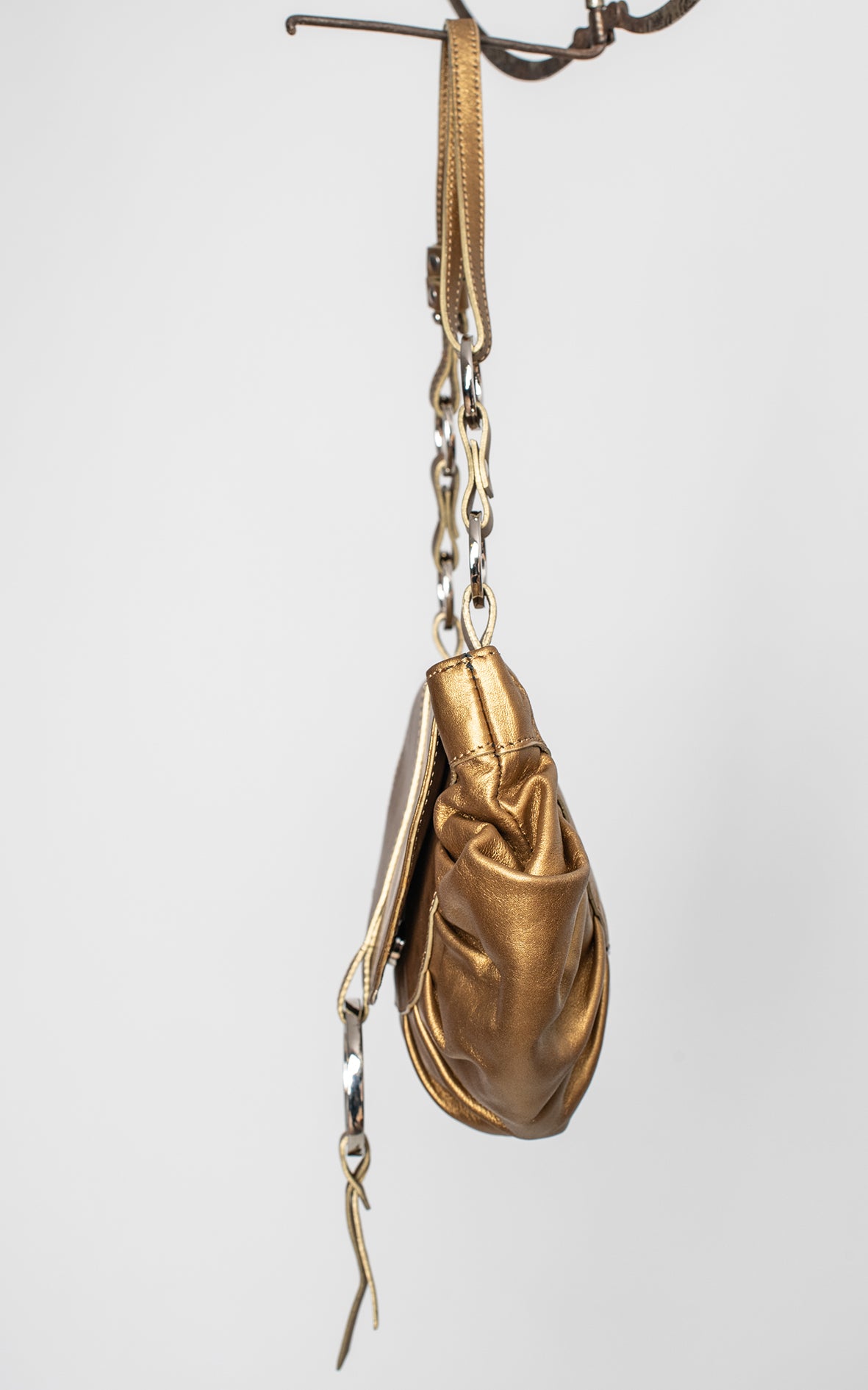 Bolso dorado de mano