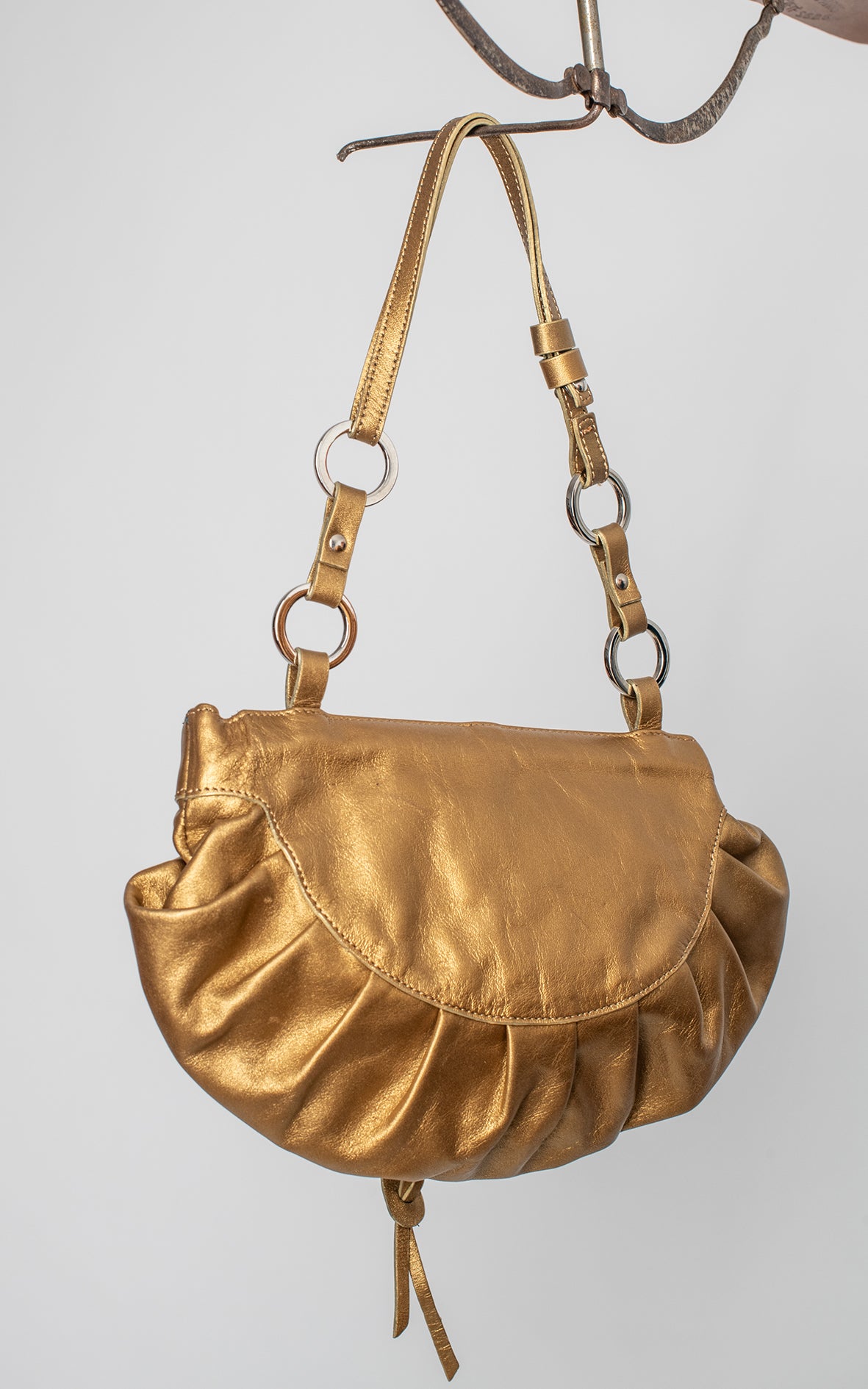 Bolso dorado de mano