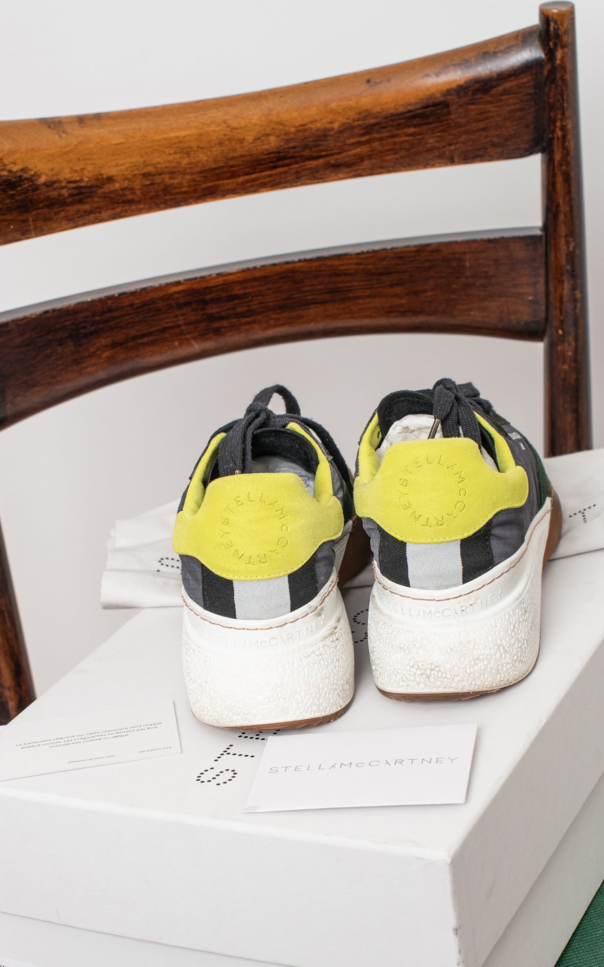 Zapatillas verdes y grises