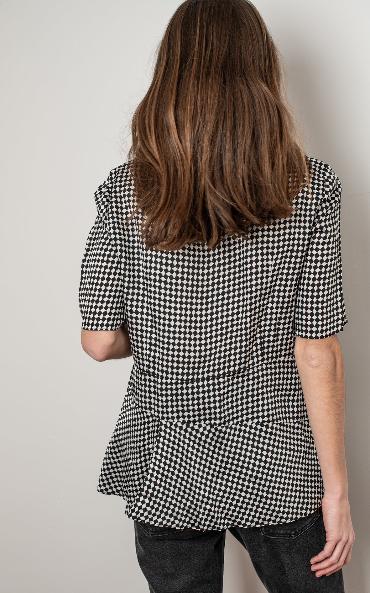 Camisa rombos blanca y negra