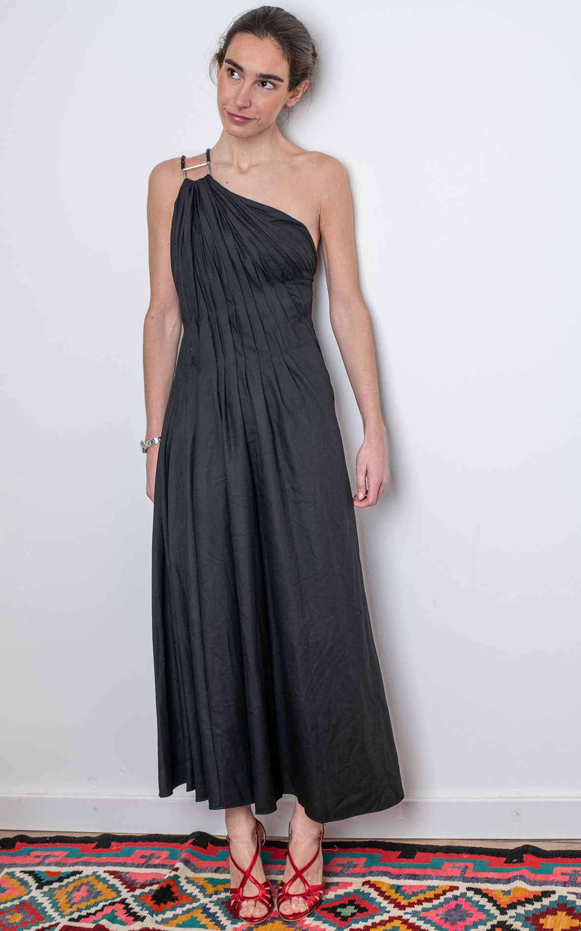 Vestido negro plisado