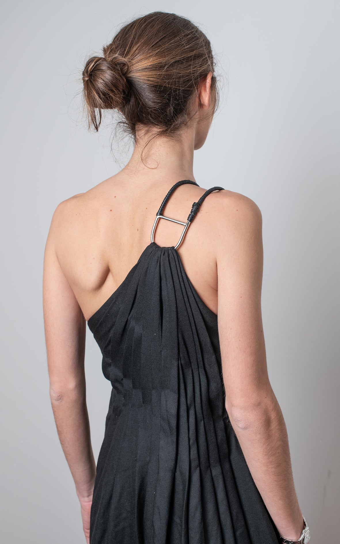 Vestido negro plisado