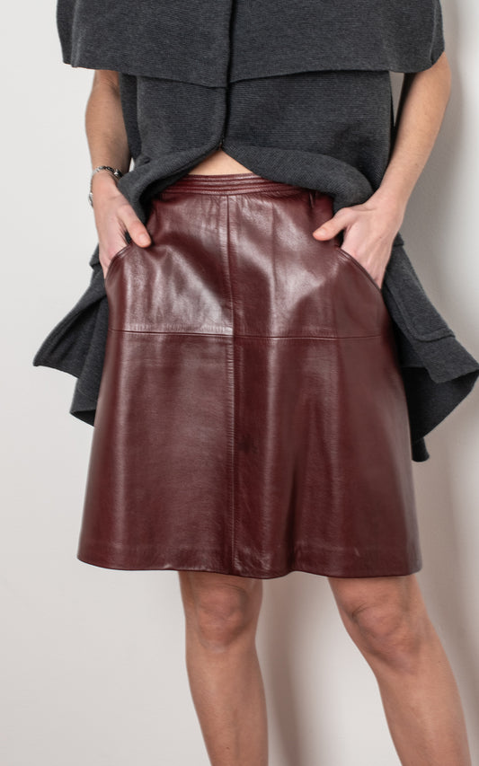 Falda de piel burdeos