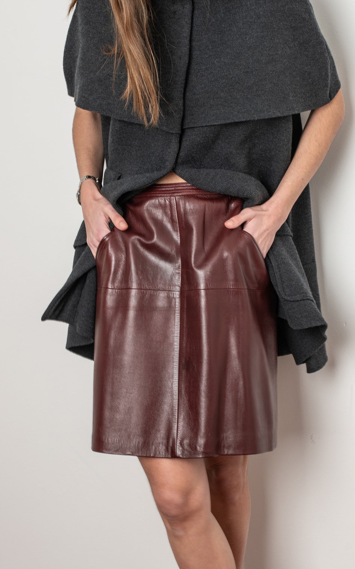 Falda de piel burdeos