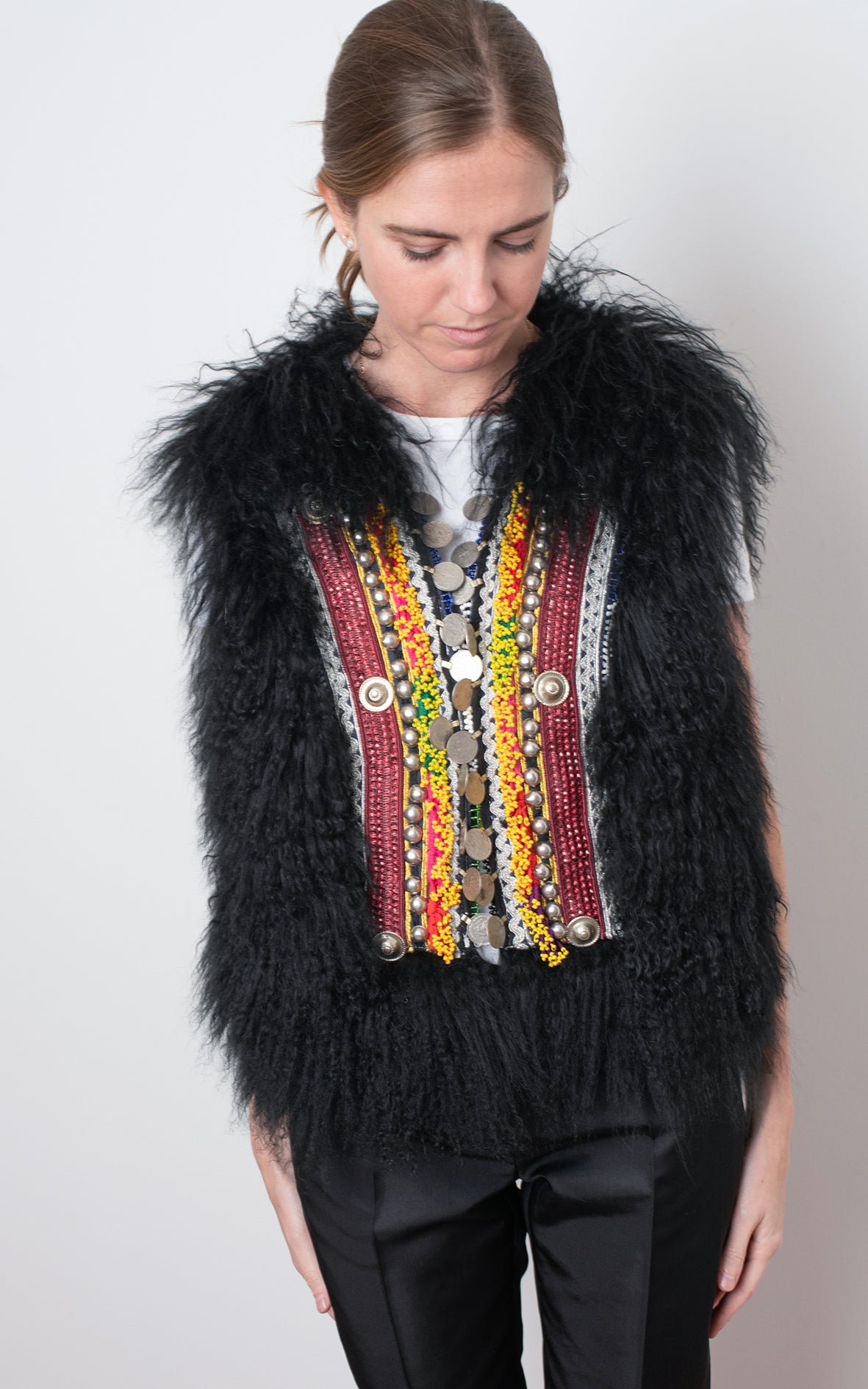 Chaleco hecho a mano con piel y abalorios