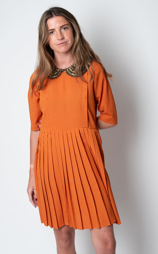 Vestido naranja tablas y cuello pedrería