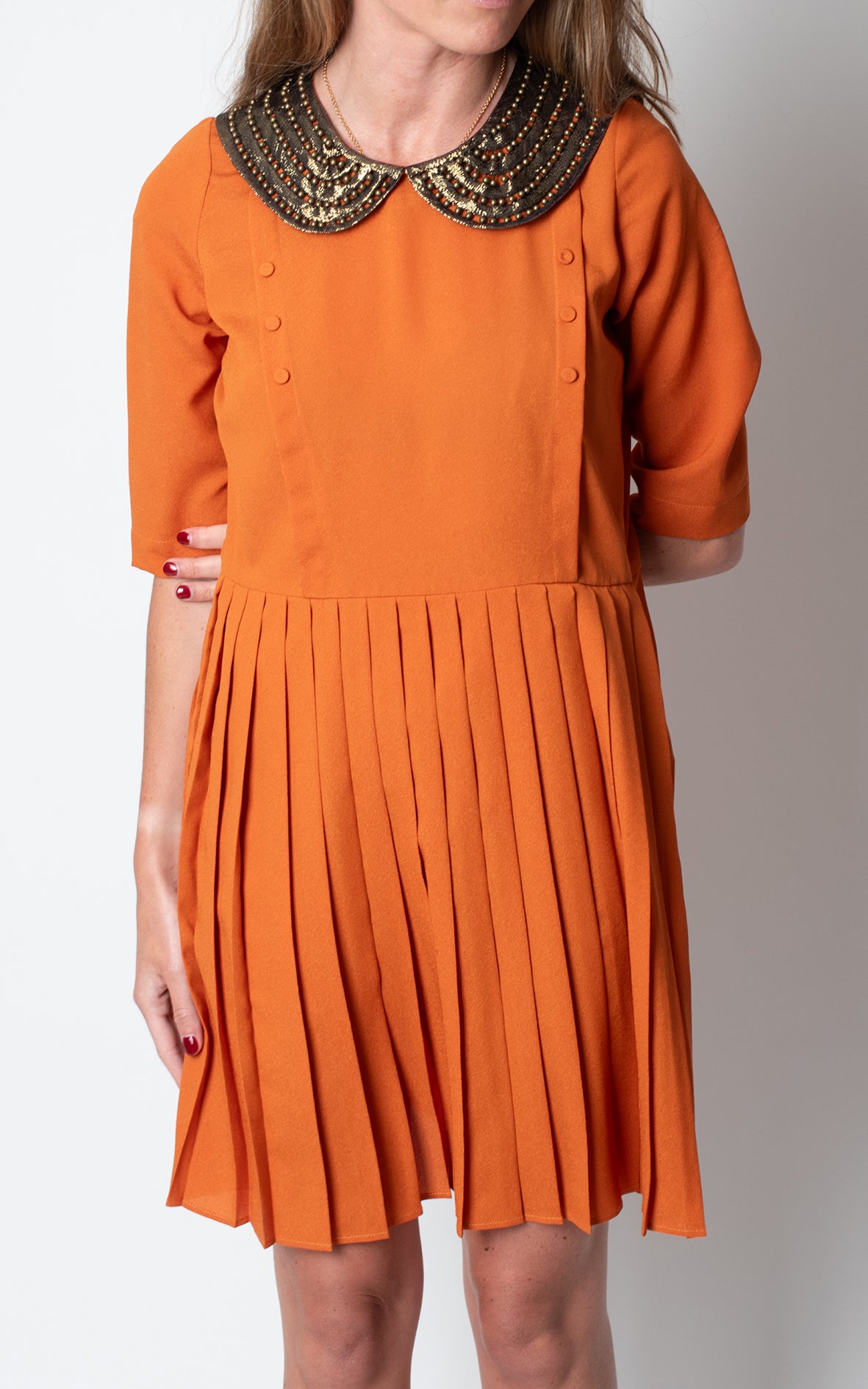 Vestido naranja tablas y cuello pedrería