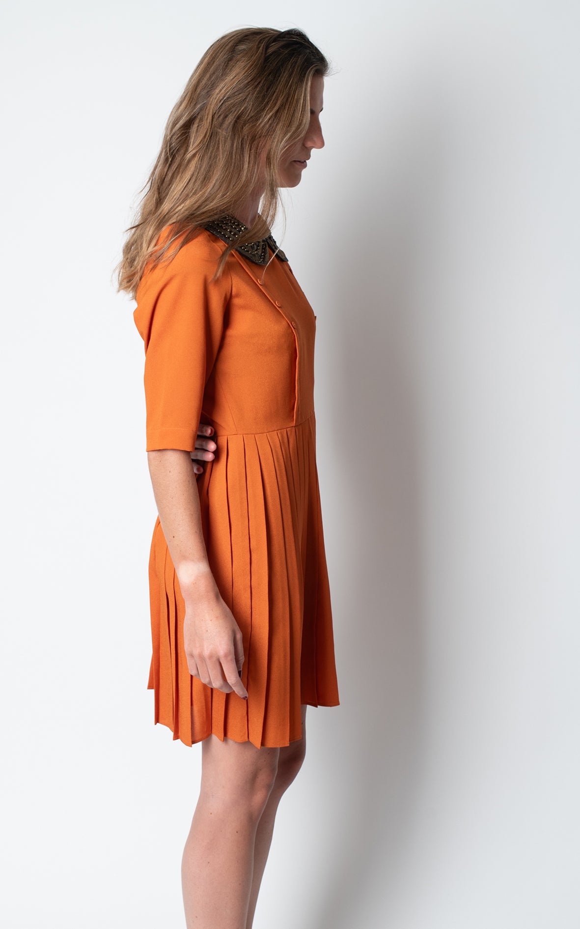 Vestido naranja tablas y cuello pedrería
