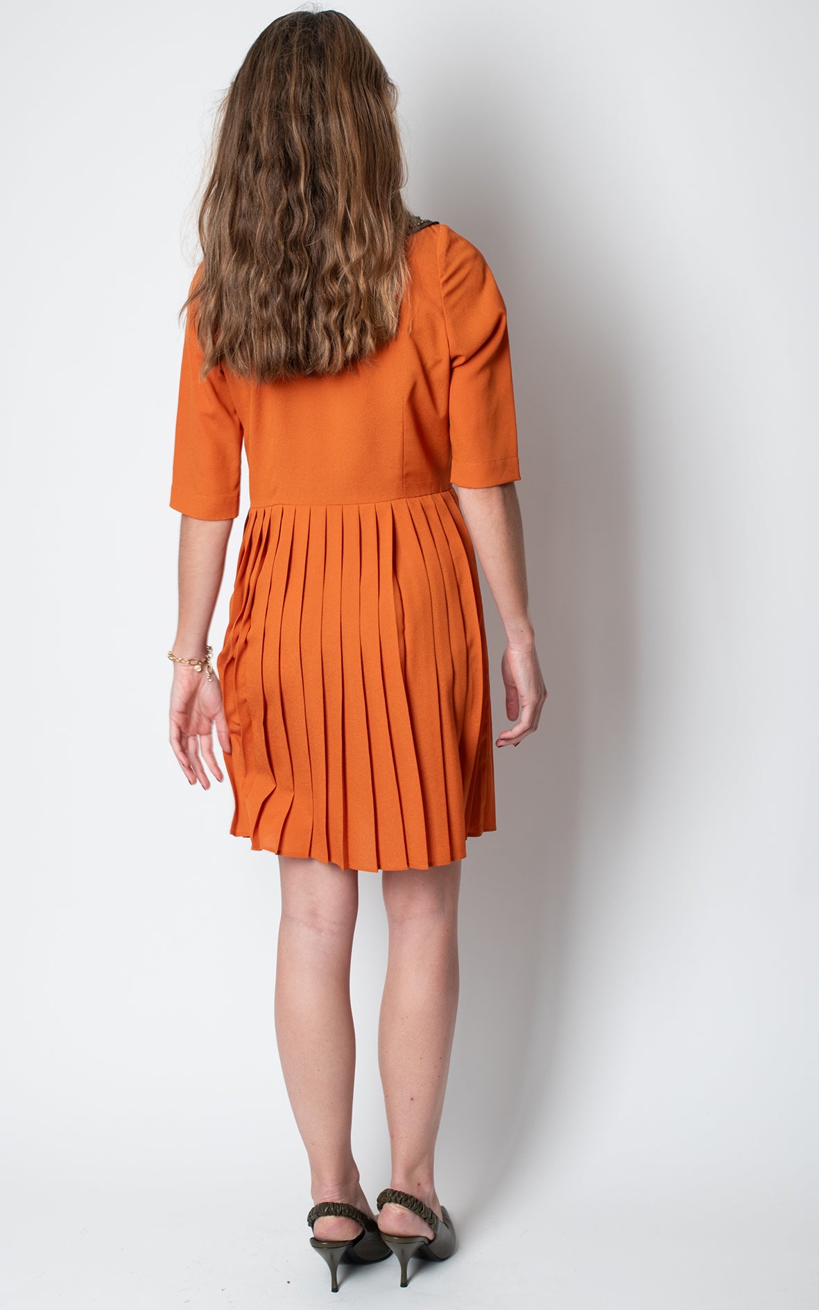 Vestido naranja tablas y cuello pedrería