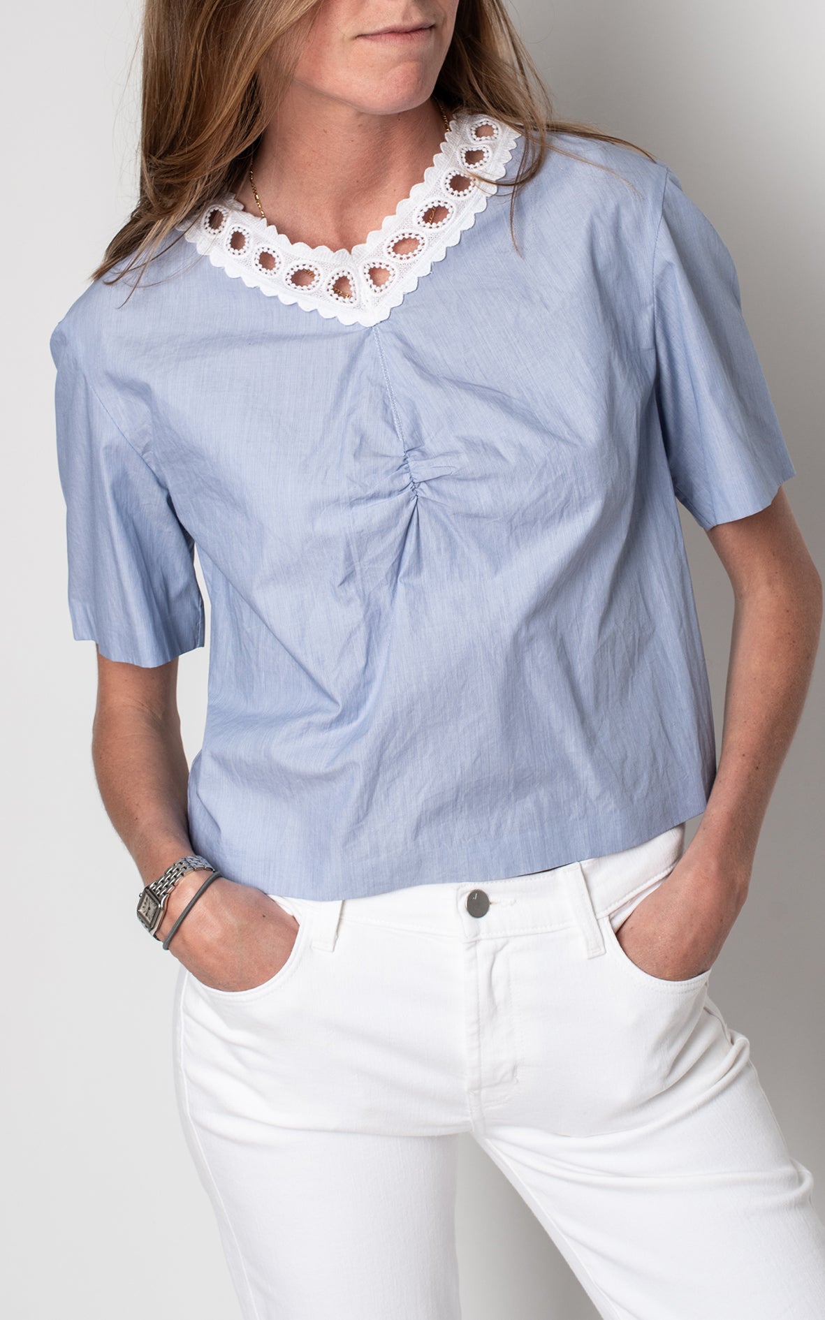 Camisa azul corta con bordados blancos