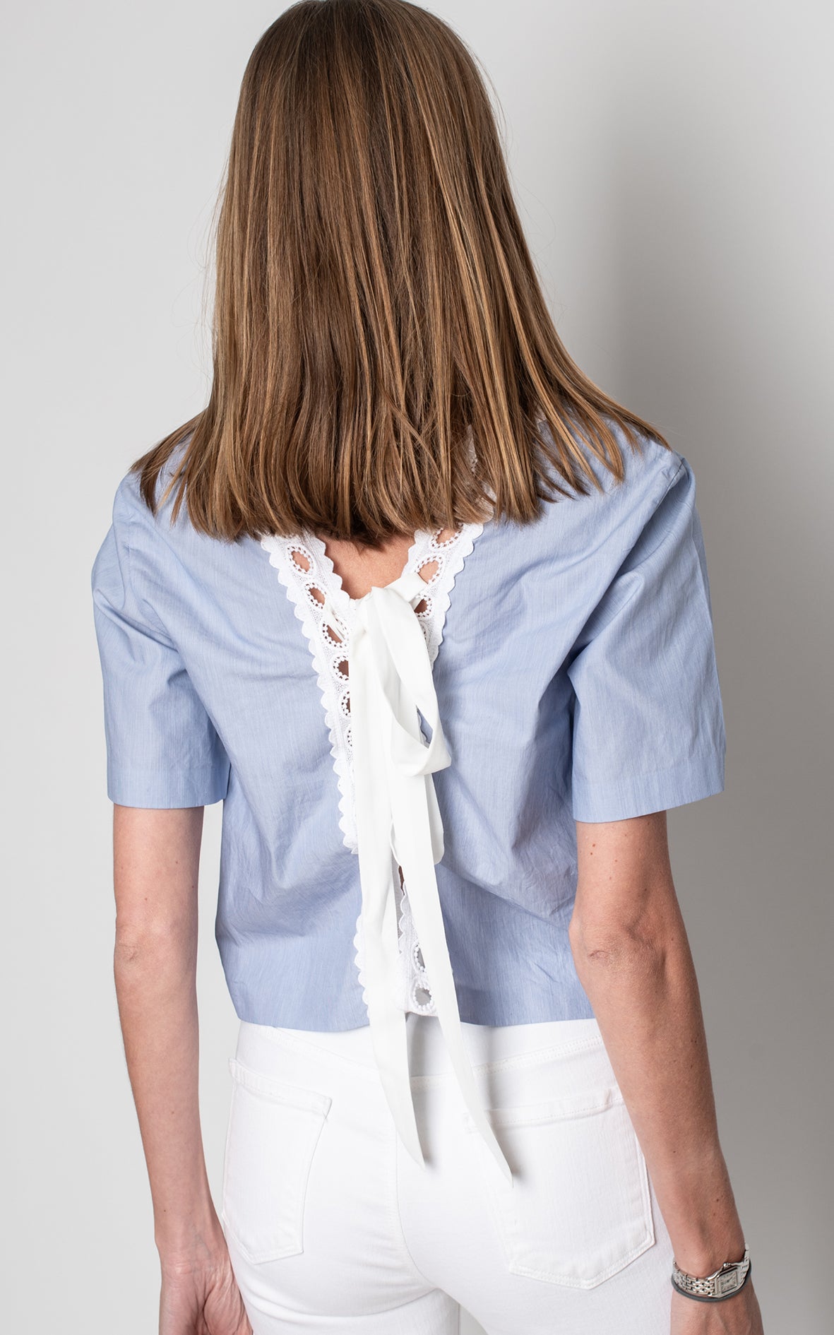 Camisa azul corta con bordados blancos