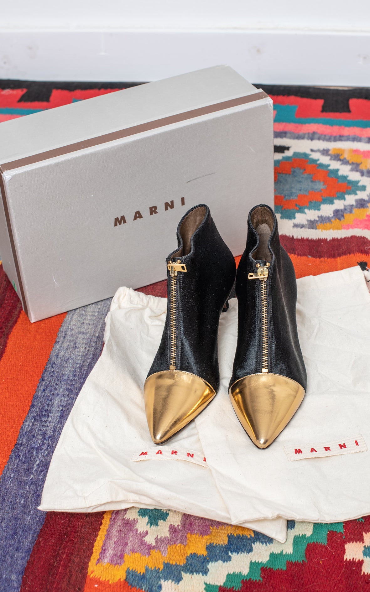 Botines negros punta dorada