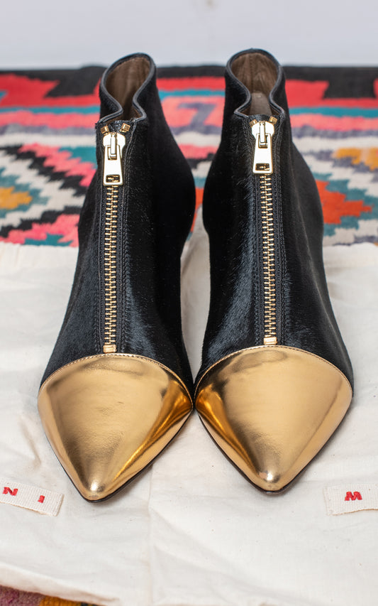 Botines negros punta dorada