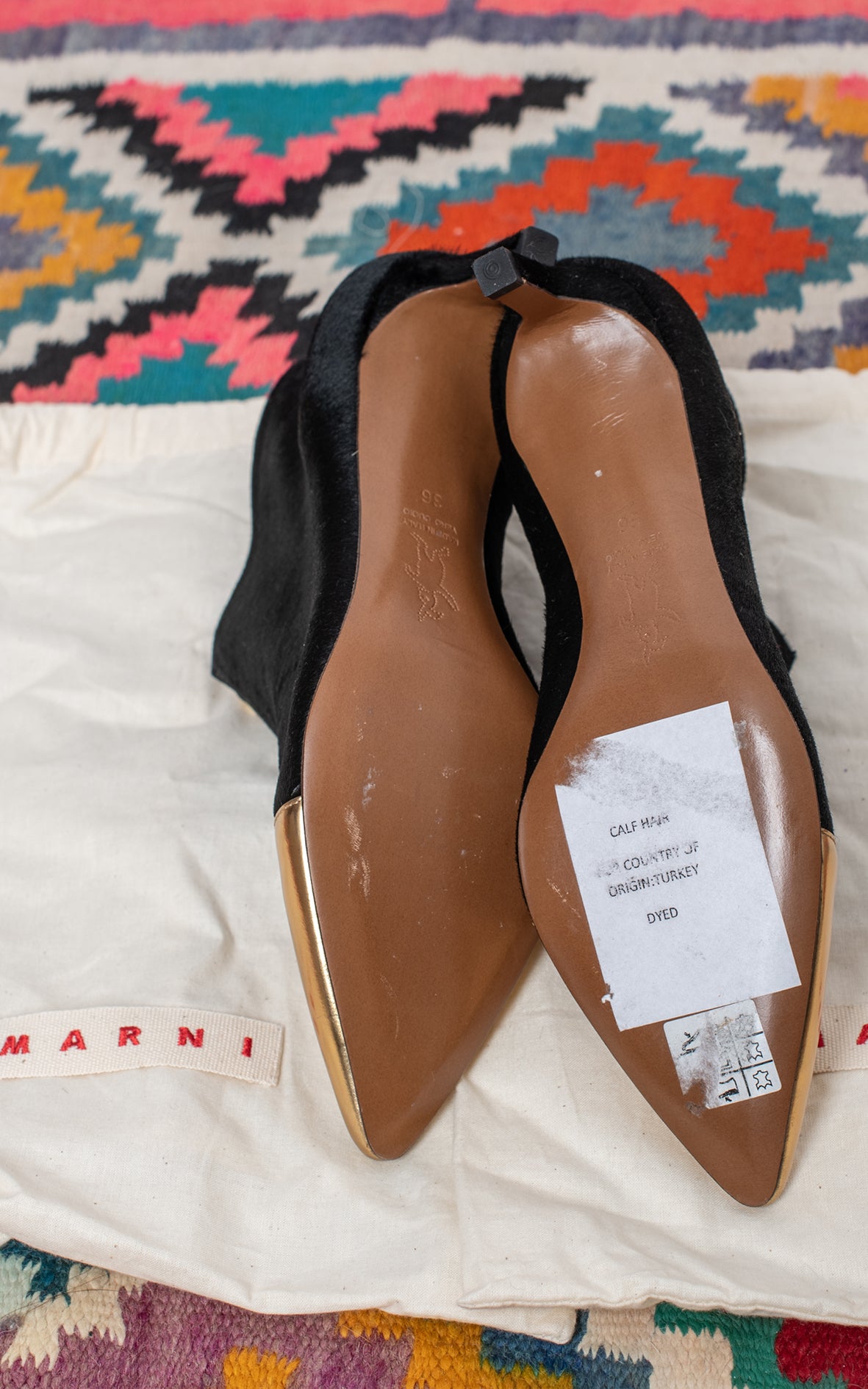 Botines negros punta dorada