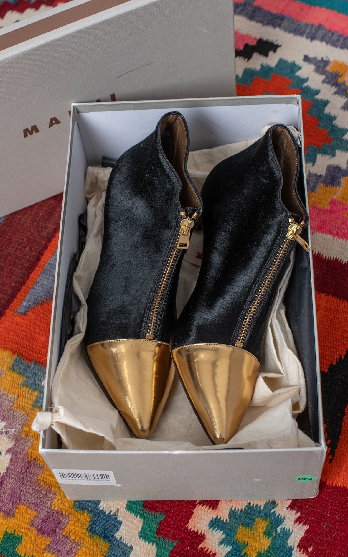 Botines negros punta dorada