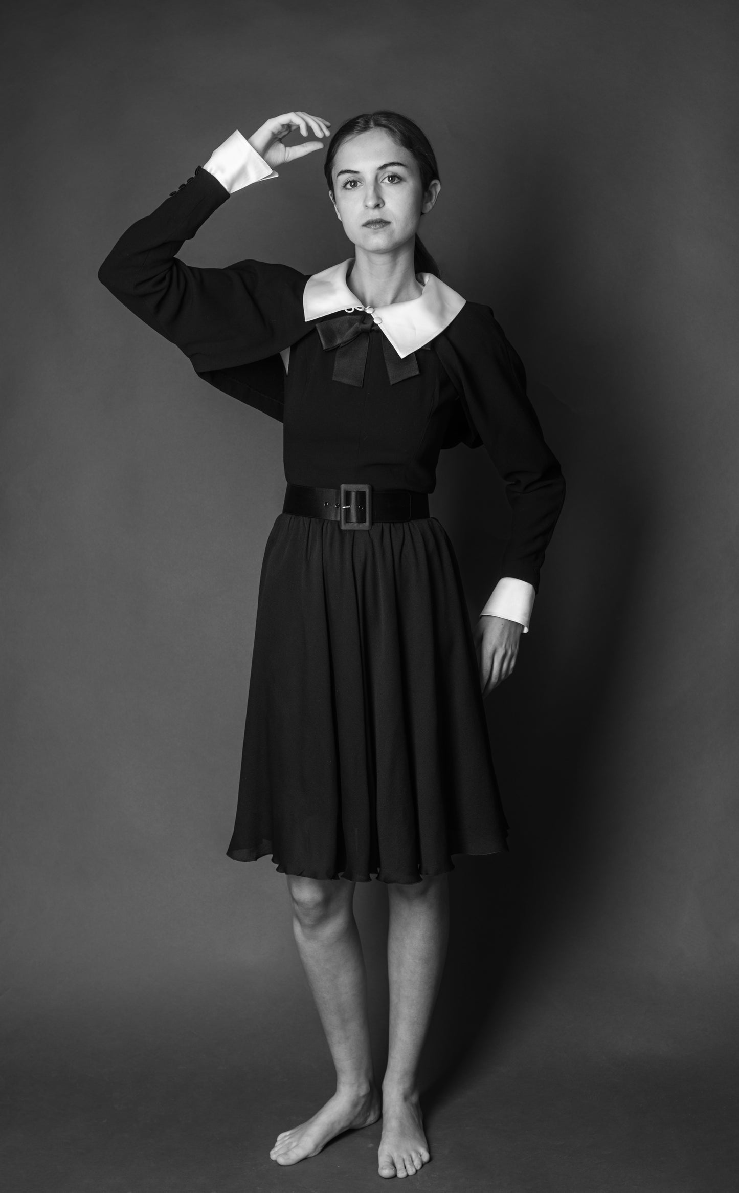 Vestido negro puños y cuello blancos