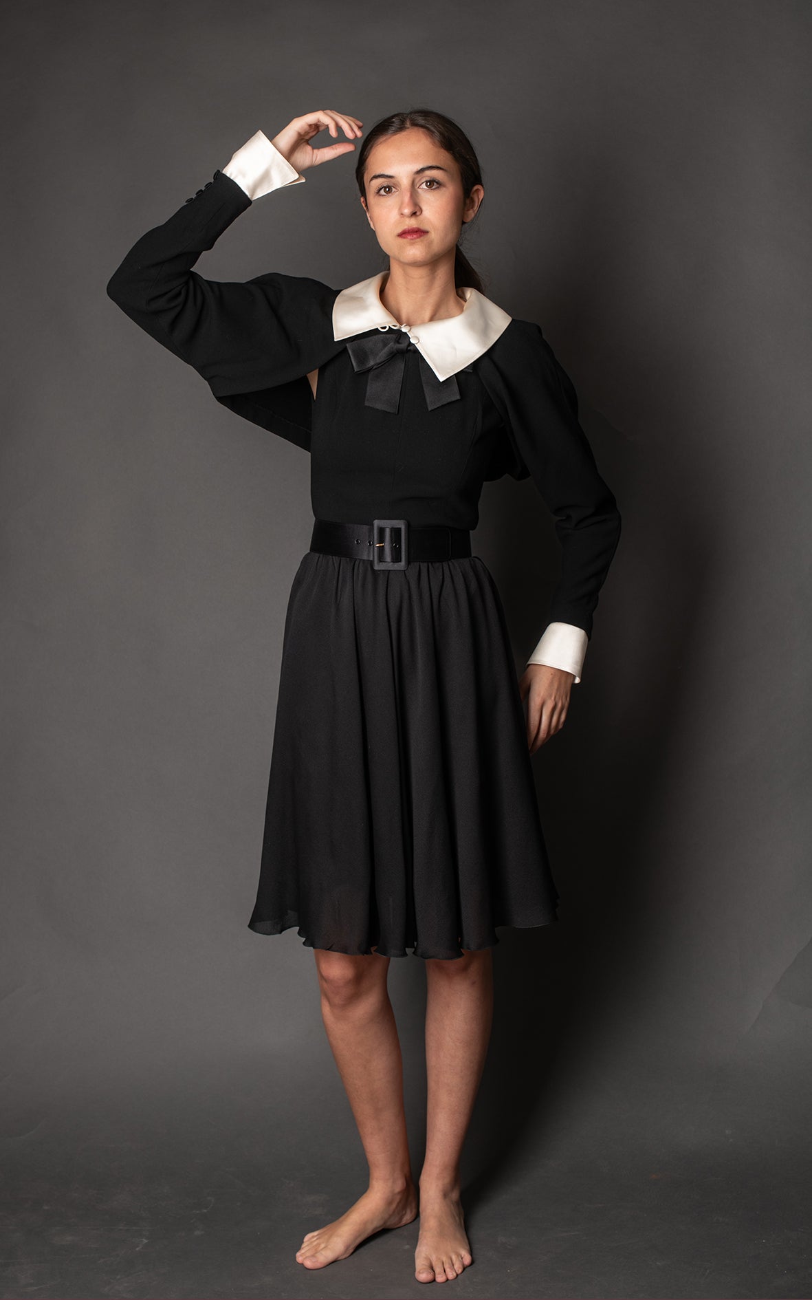 Vestido negro puños y cuello blancos