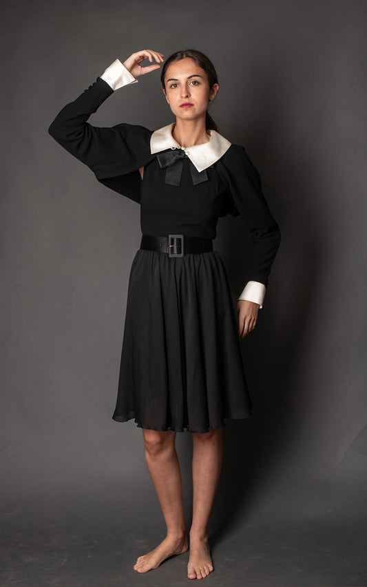 Vestido negro puños y cuello blancos