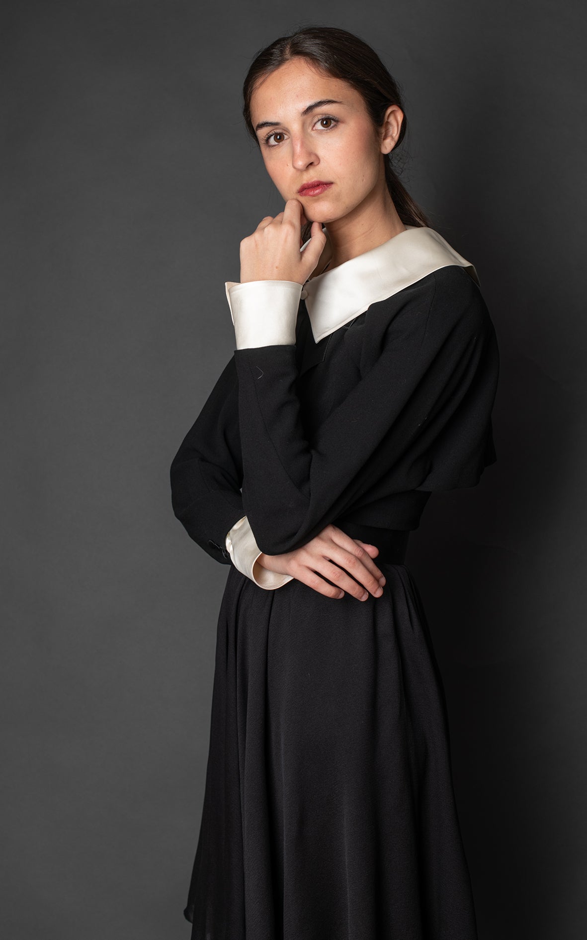 Vestido negro puños y cuello blancos