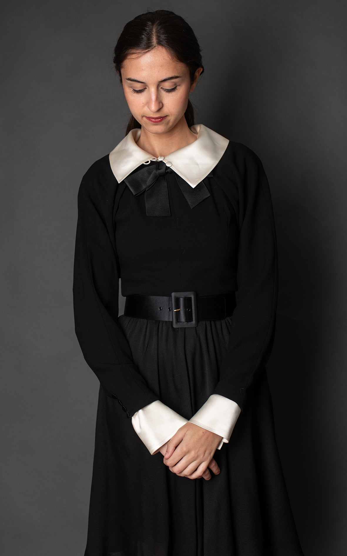 Vestido negro puños y cuello blancos