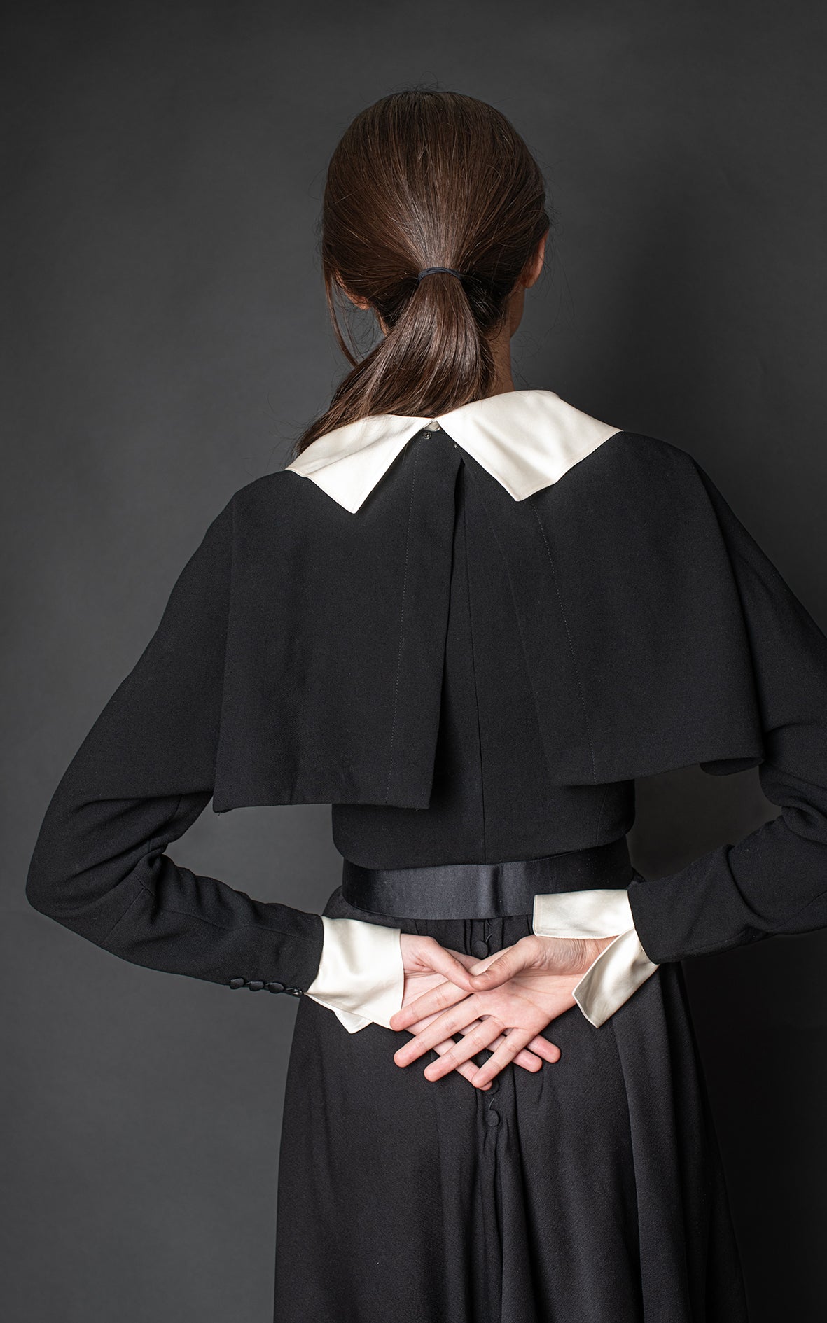 Vestido negro puños y cuello blancos