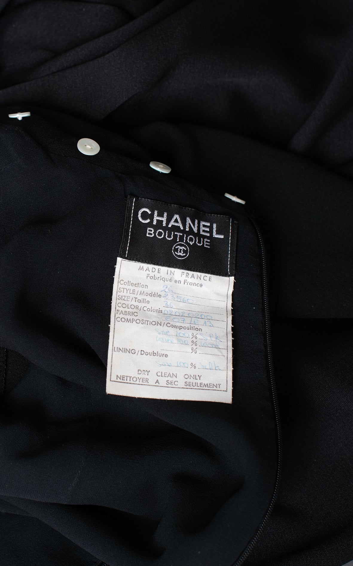 Vestido negro puños y cuello blancos