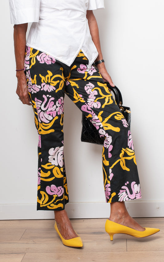 Pantalones de flores amarillos y rosas