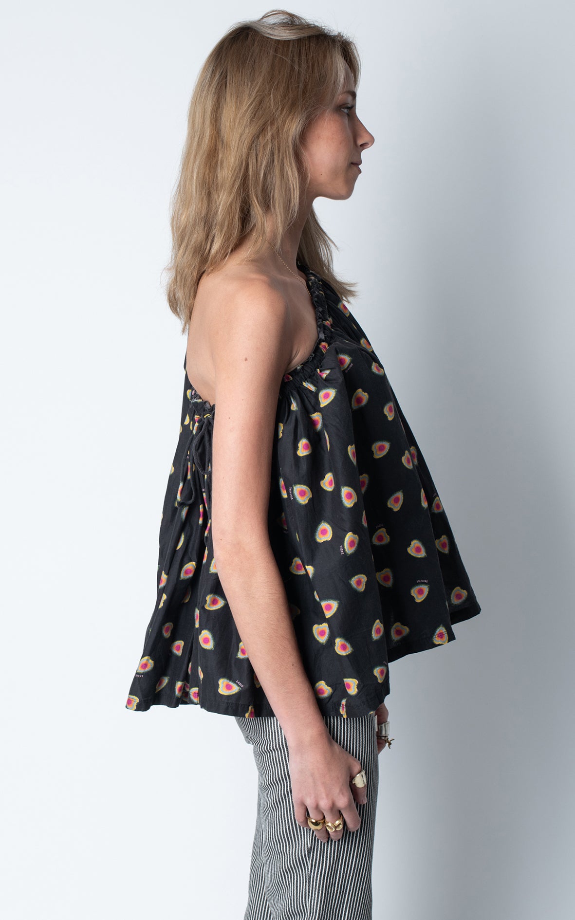 Blusa asimétrica negro estampado colores