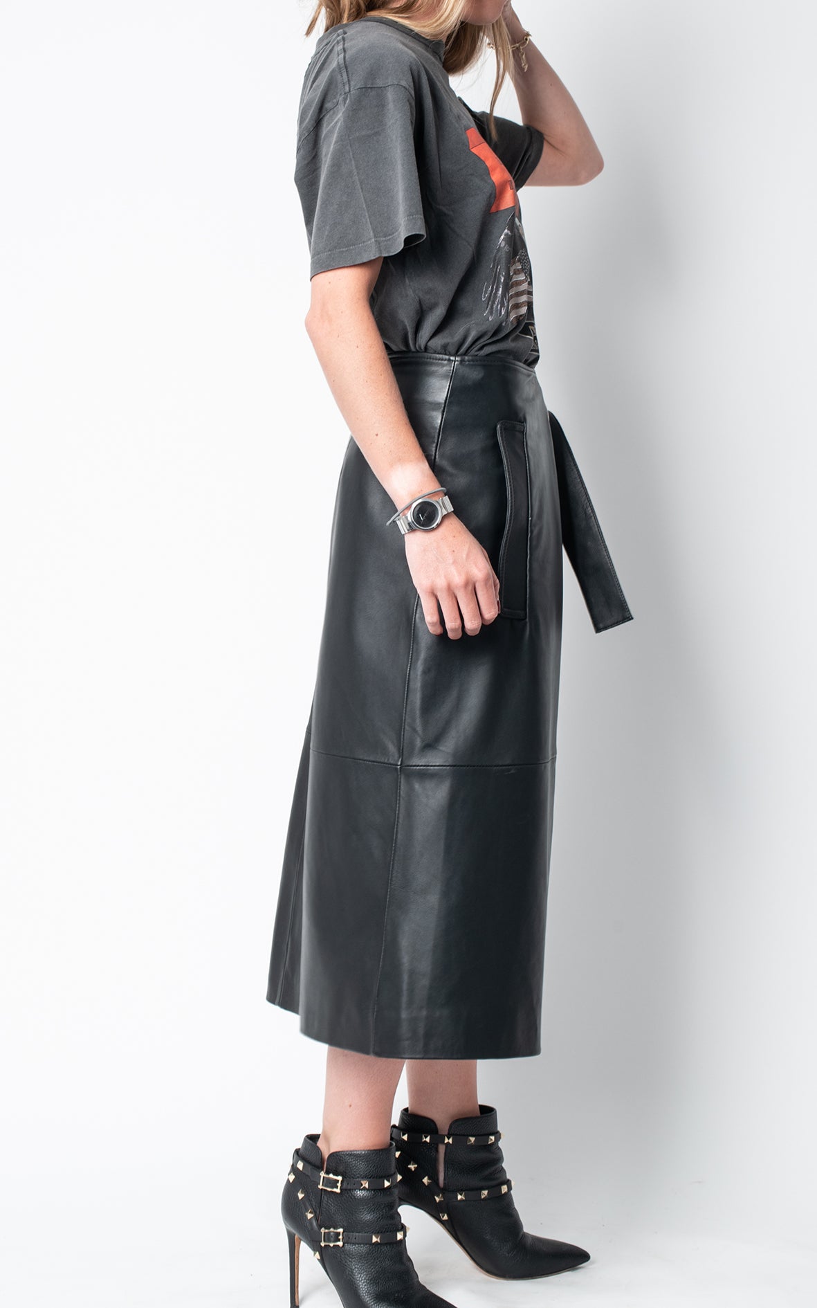 Falda negra de piel midi