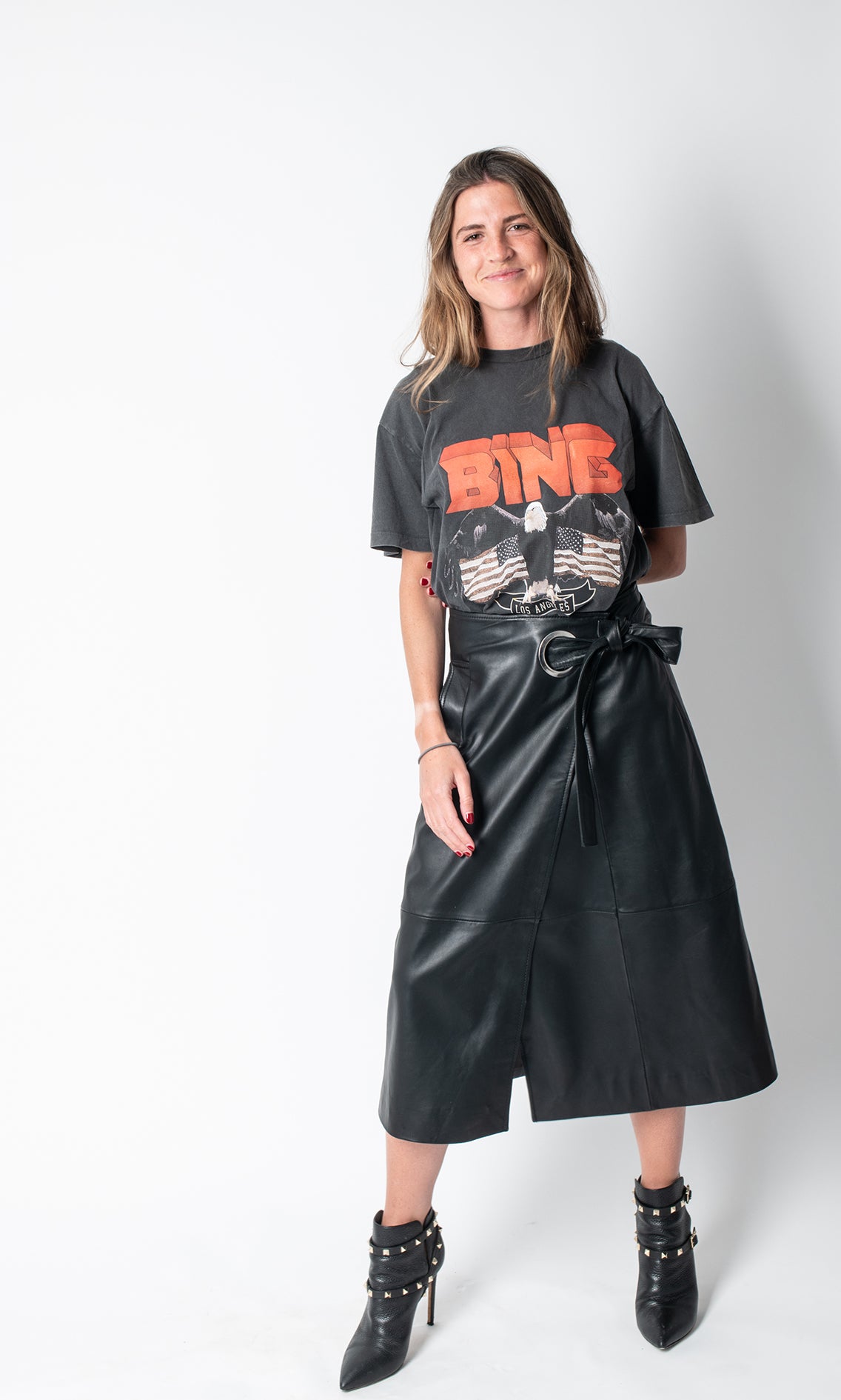 Falda negra de piel midi
