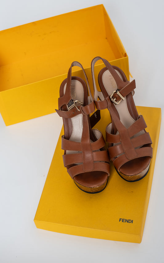 Cuñas de piel y madera
