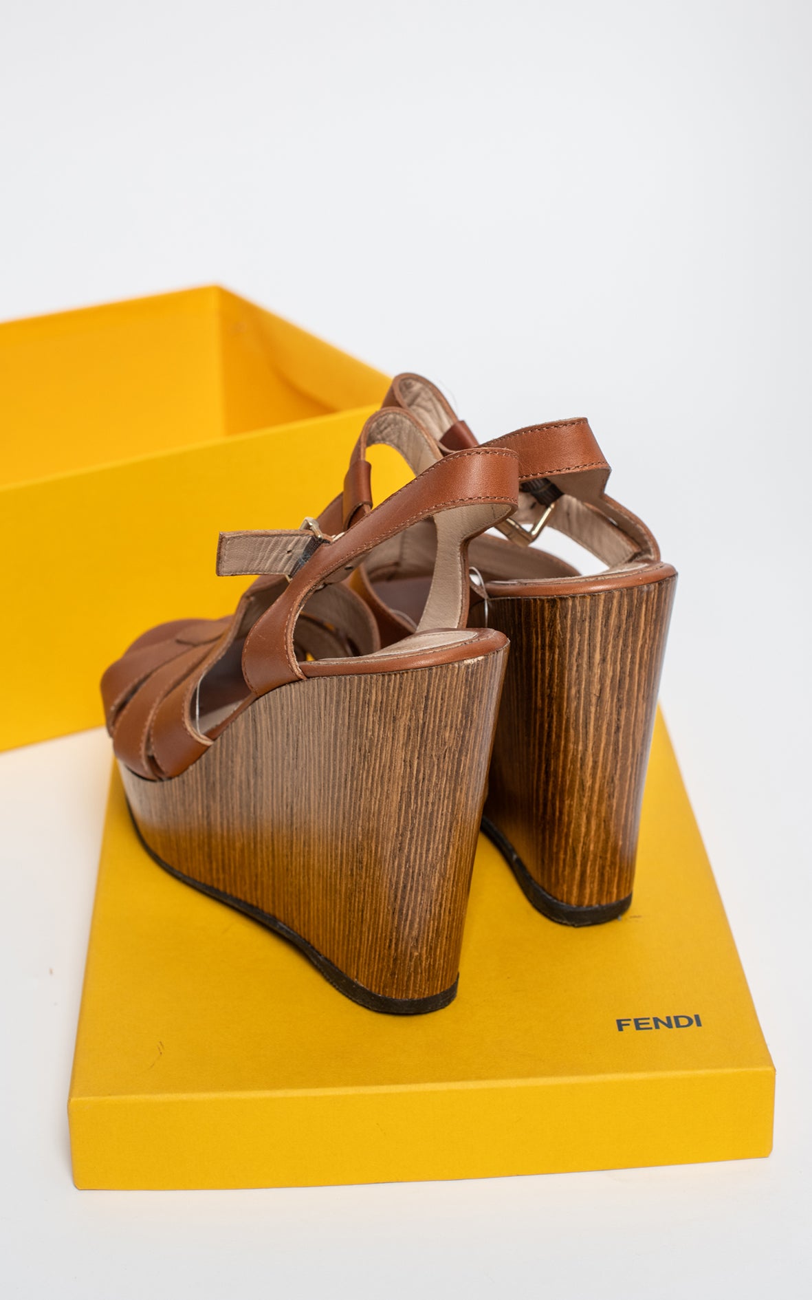 Cuñas de piel y madera