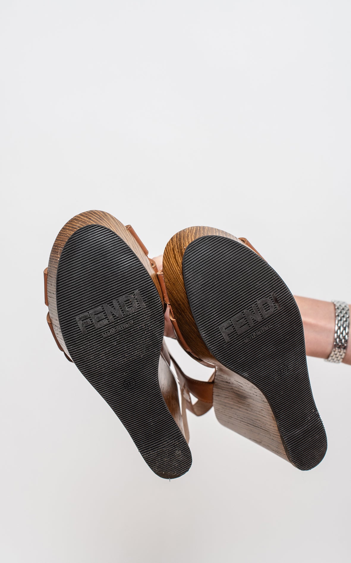 Cuñas de piel y madera