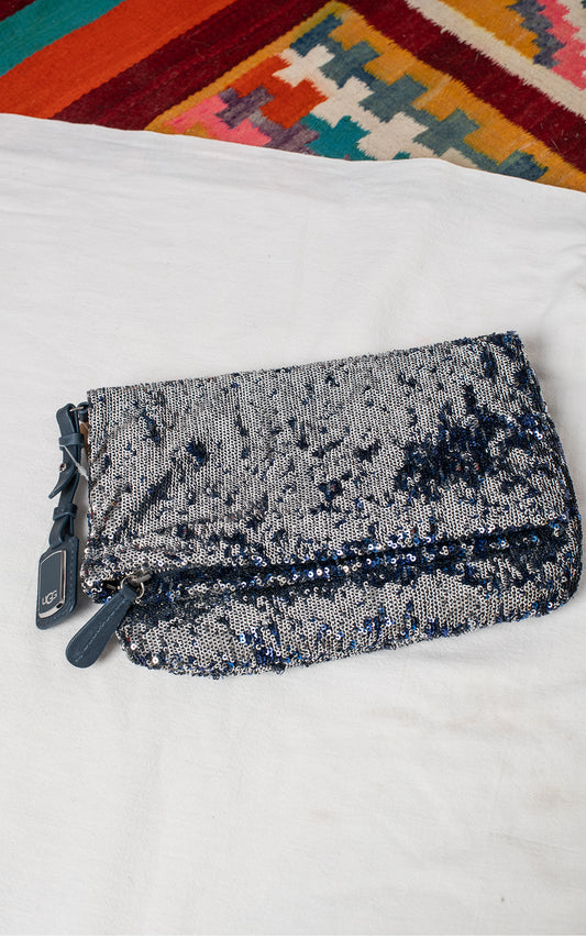 Bolso sobre lentejuelas azul