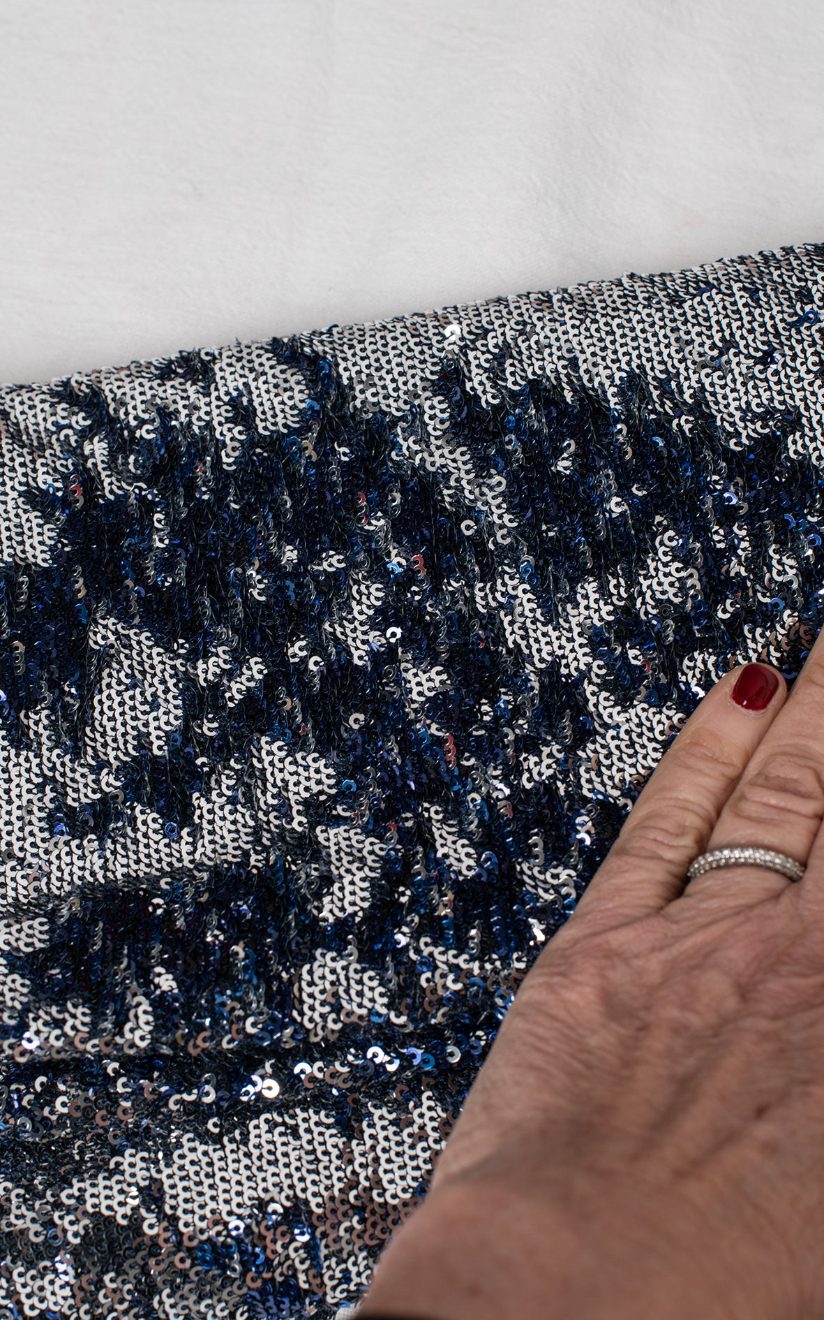 Bolso sobre lentejuelas azul