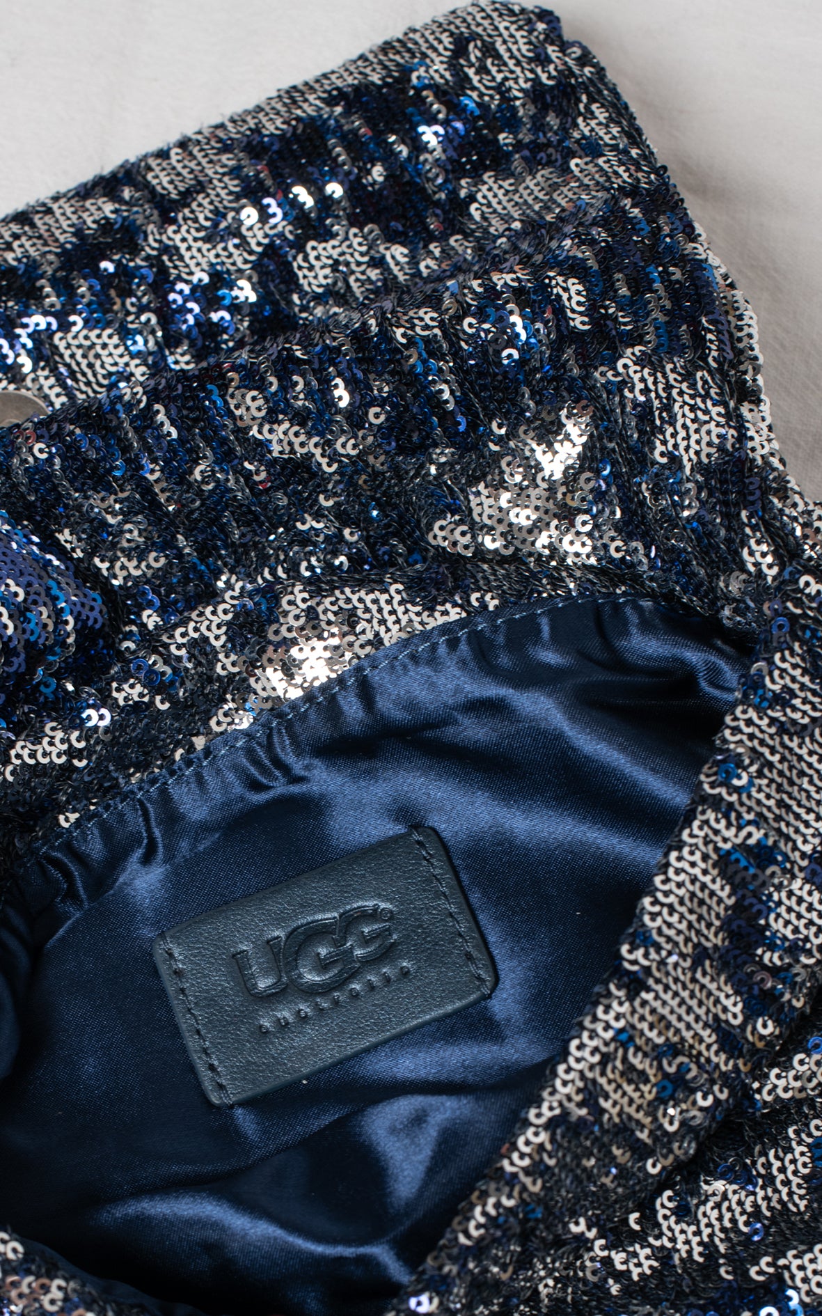 Bolso sobre lentejuelas azul