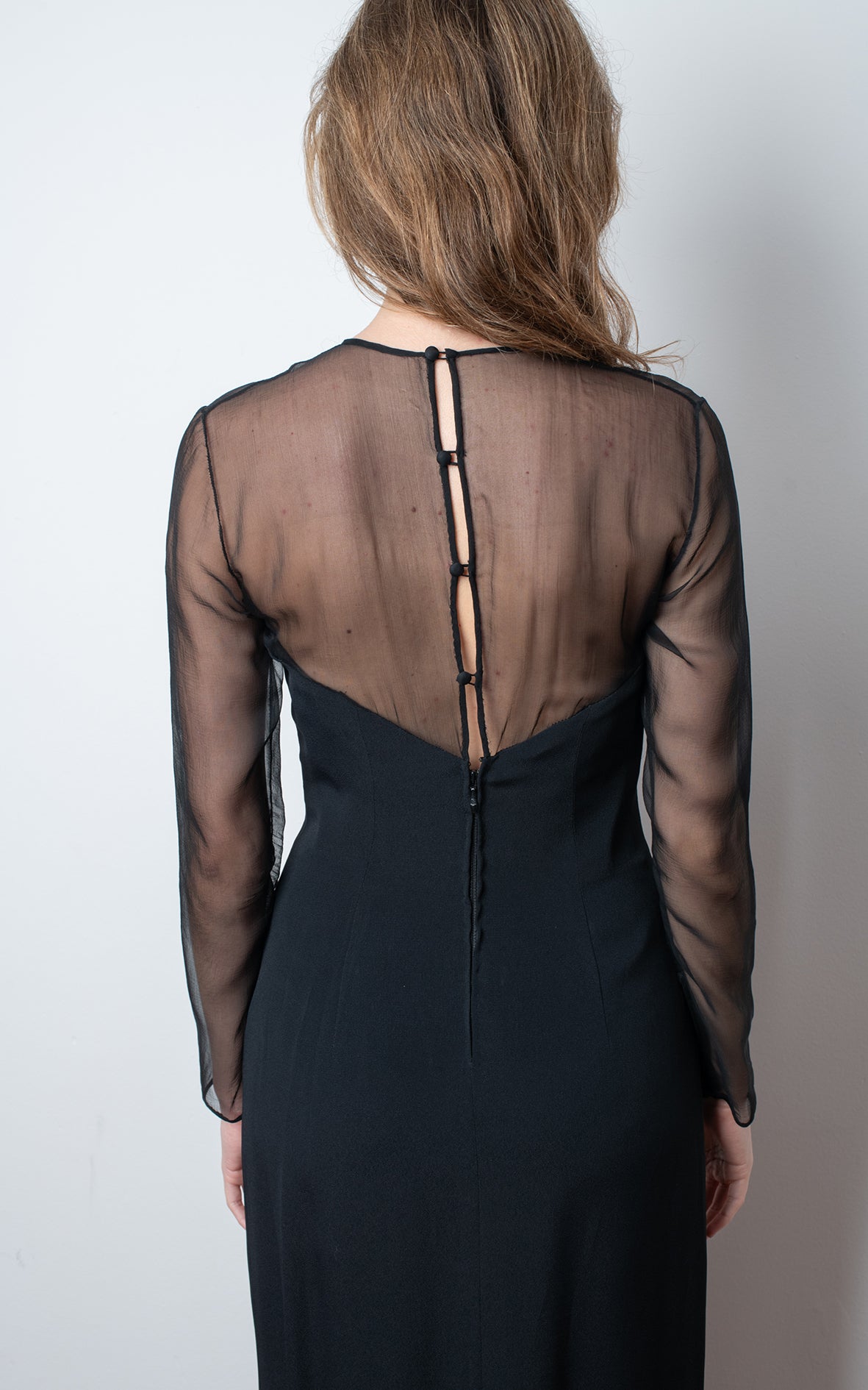 Vestido negro con gasa