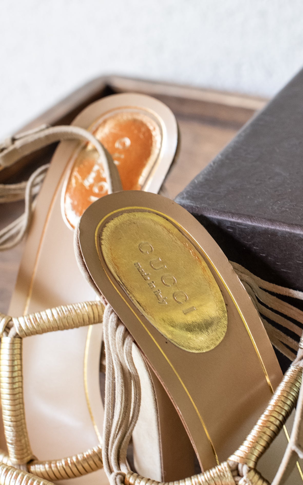 Sandalias detalles dorados