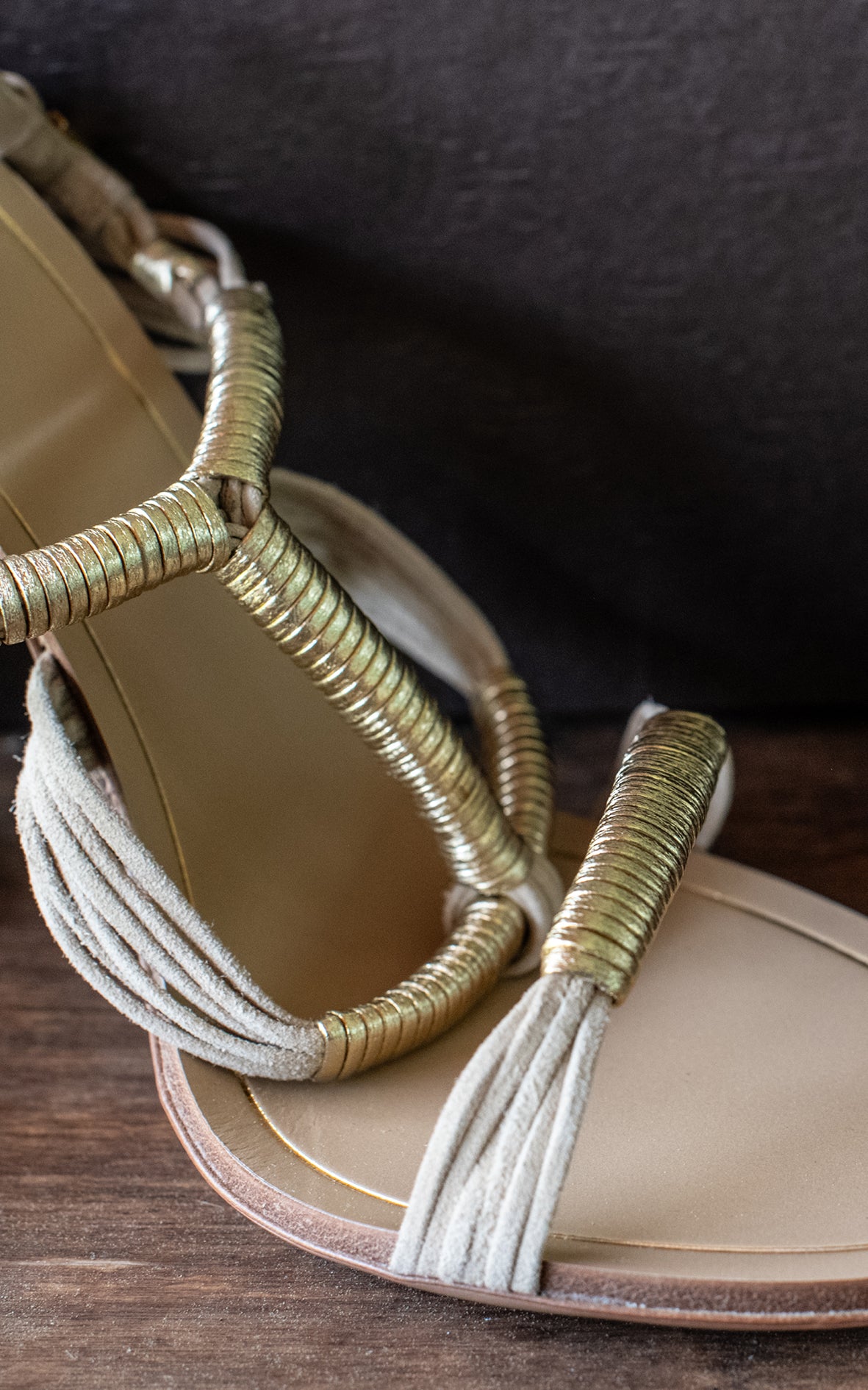 Sandalias detalles dorados