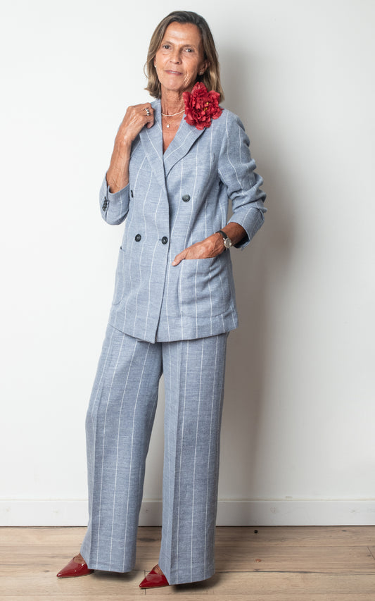 Traje de rayas azul
