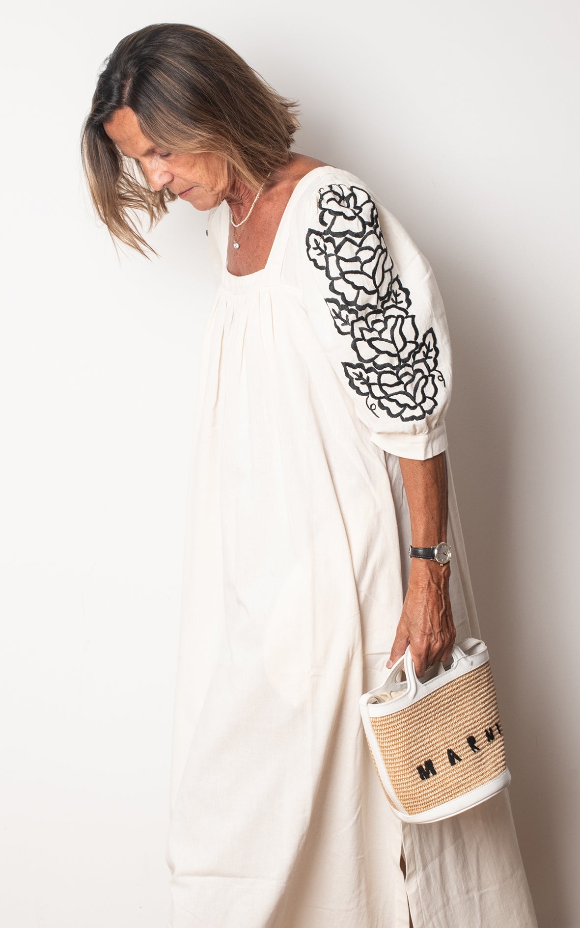 Vestido blanco bordados negros