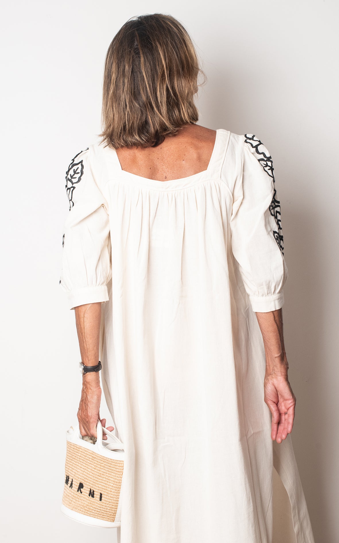 Vestido blanco bordados negros