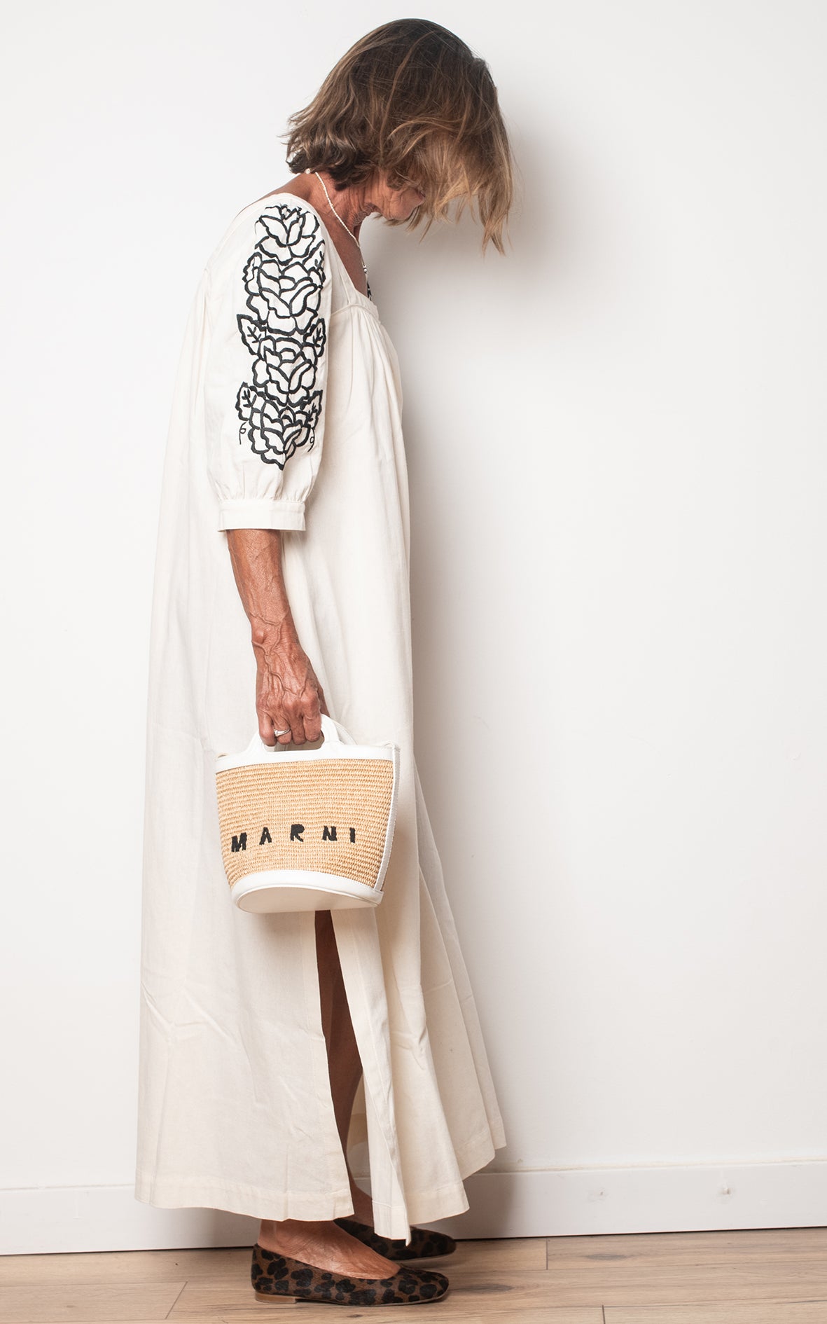Vestido blanco bordados negros