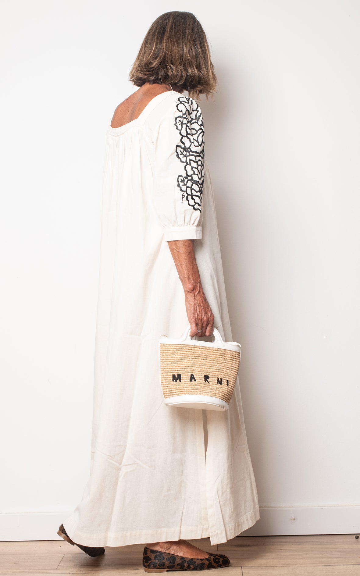Vestido blanco bordados negros